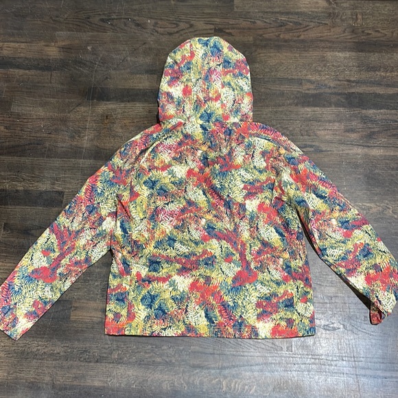 Brand new and perfect for Spring, The North Face camo leaf print anorak. - Picture 2 of 10